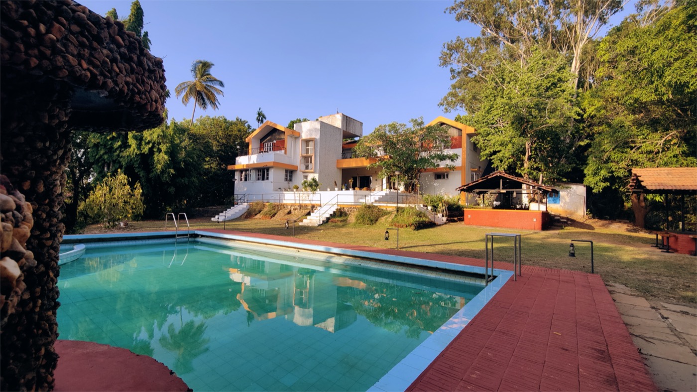 Big the Bungalow pool and full estate, wide angle